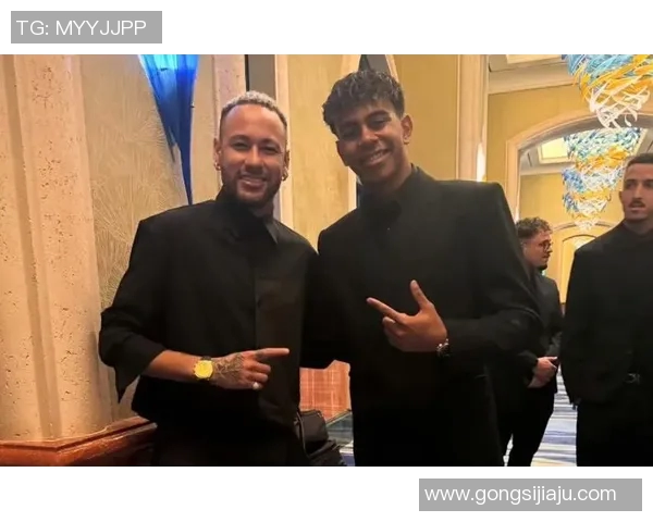 足球明星内马尔与球迷亲密合影展现温暖瞬间与激情时刻