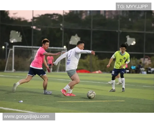 净身高181的足球明星在赛场上的表现与个人魅力的完美结合